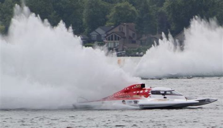 Can a Tesla hydroplane?