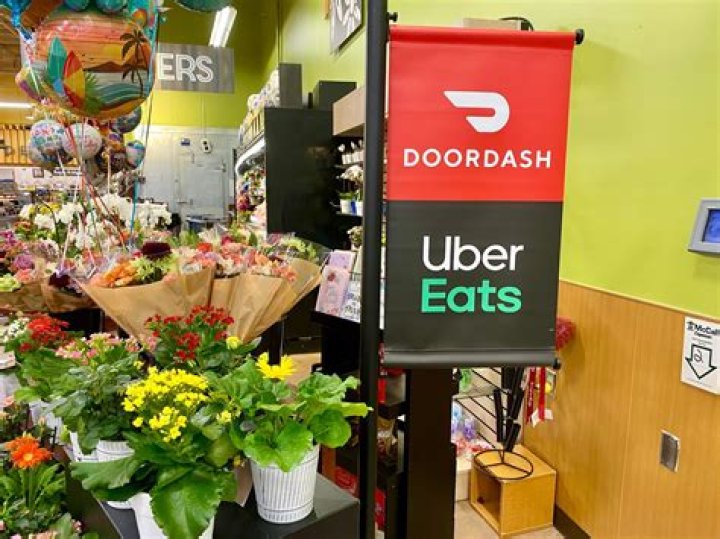 Can I do DoorDash and UberEats at the same time?