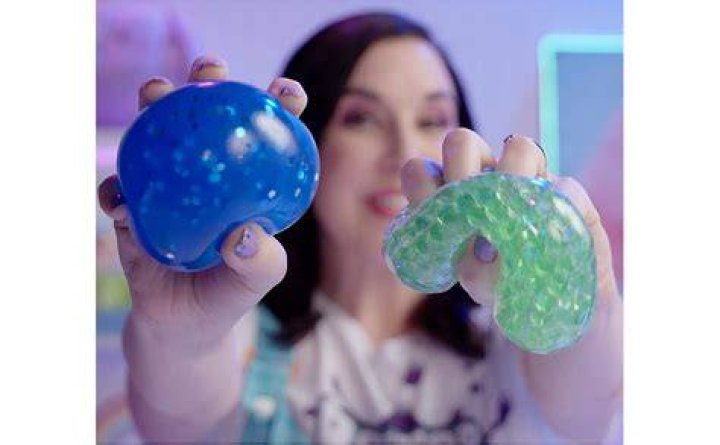 Can you squish lice with your fingers?