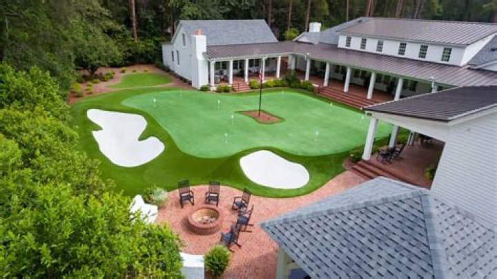 Do backyard ice rinks ruin grass?