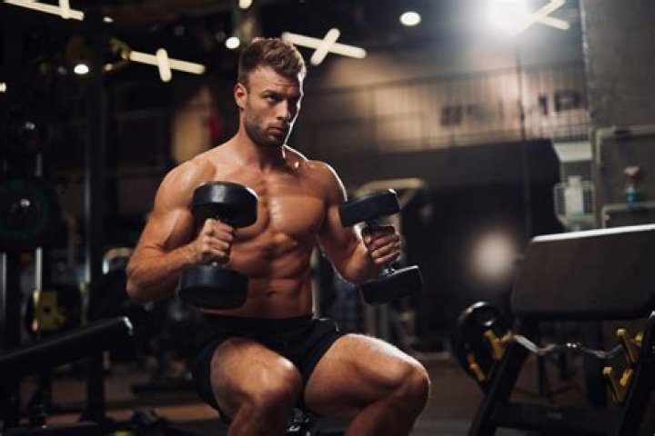 Do bodybuilders lift heavy or light?