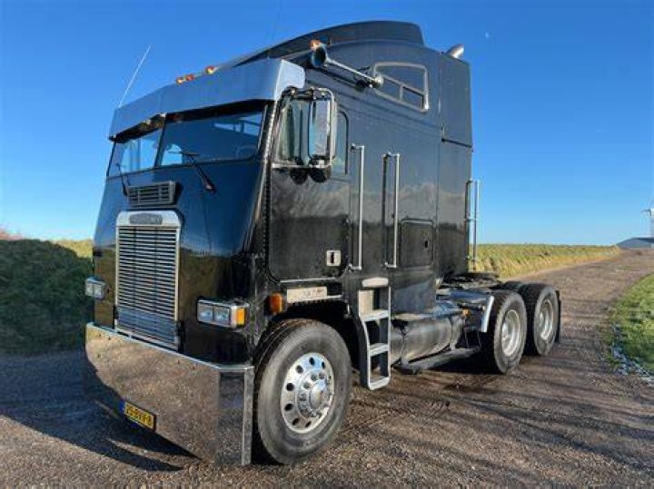 Do Freightliner trucks have Cummins engines?