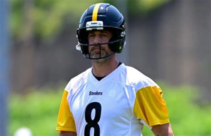 Does Aaron Rodgers wear rib pads?