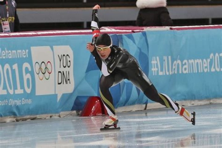 How do speed skaters train?