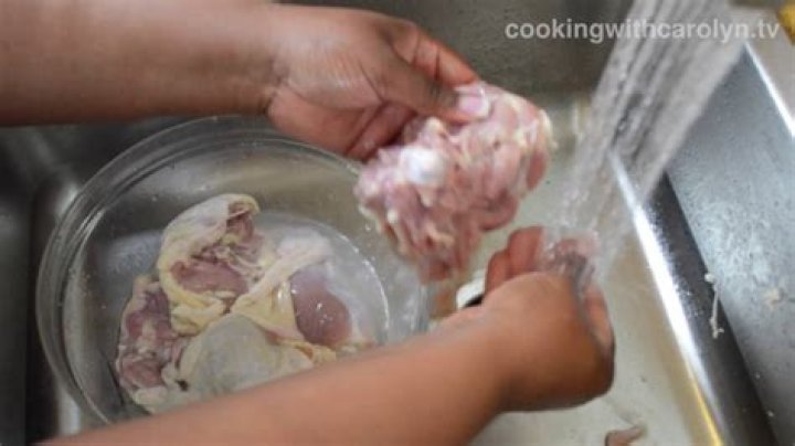 How do you clean raw chicken?