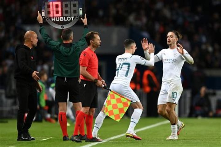How many substitutions can a team make in handball?