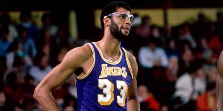 How much do Laker girls make?