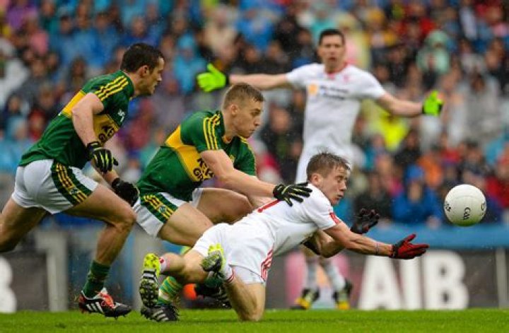 Is Gaelic football like rugby?