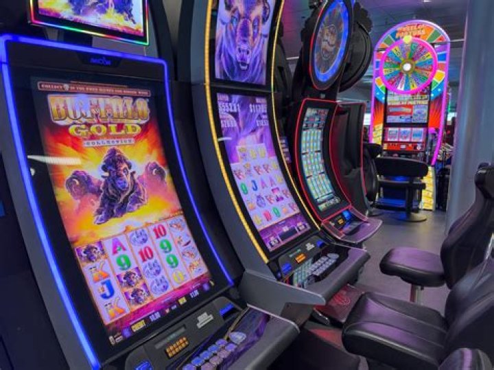 Is it better to stop the reels on a slot machine?