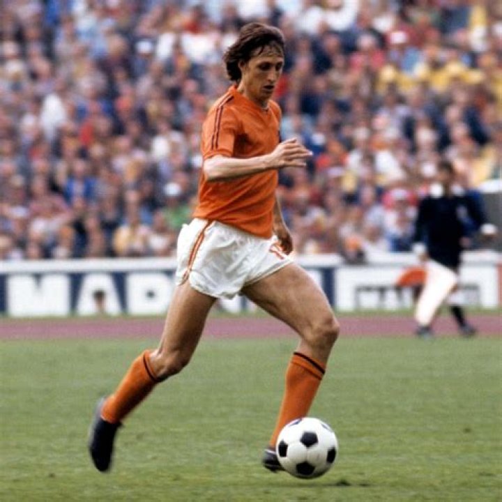 Was Johan Cruyff left or right footed?