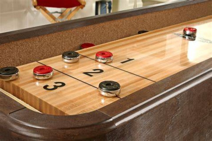 What color goes first in shuffleboard?