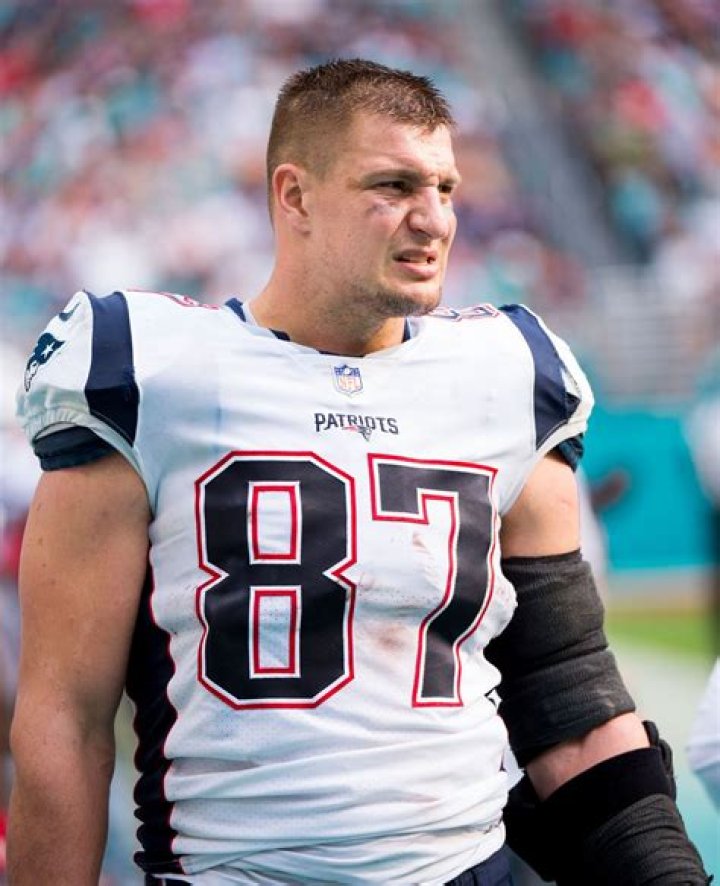 What does Rob Gronkowski get paid?
