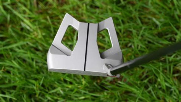 What putter does Snedeker use?