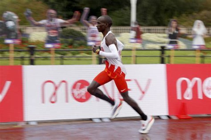 What shoes does Kipchoge train in?