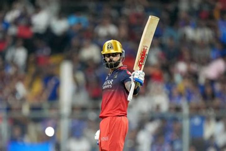 What size bat does Virat Kohli use?