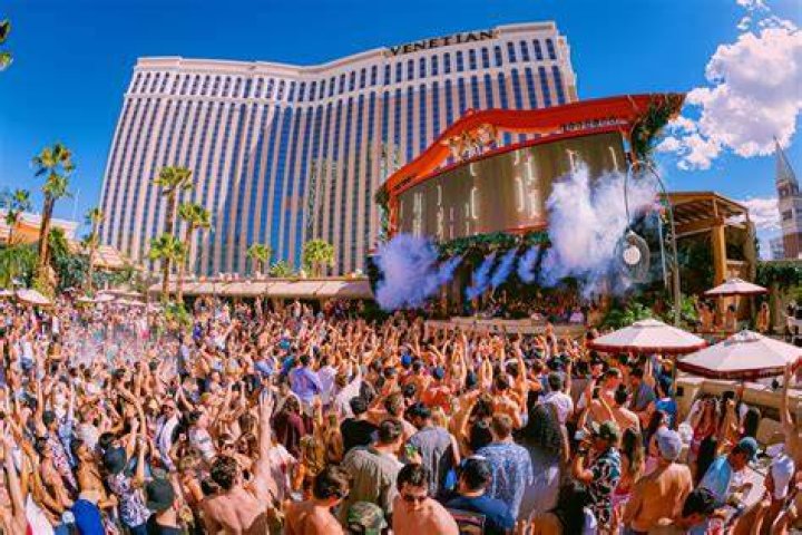 What Vegas clubs does Shaq own?