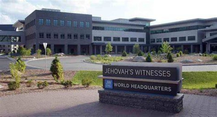 When did Jehovah's Witnesses stop charging for literature?