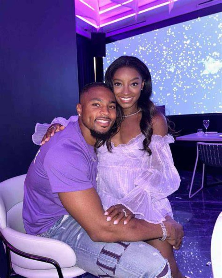 Who did Simone date before Jonathan Owens?