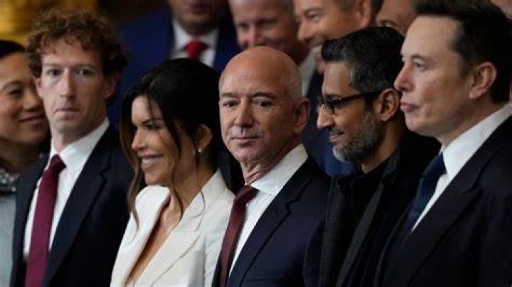 Who is richer Jeff Bezos or Elon Musk 2022?