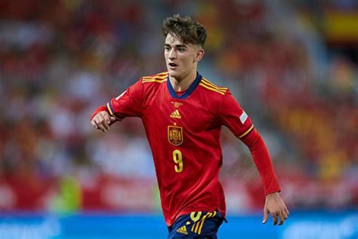 Who is the youngest player to play in the World Cup?