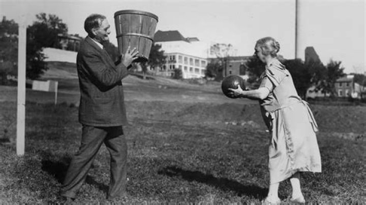 Who scored the first basket in WNBA history?