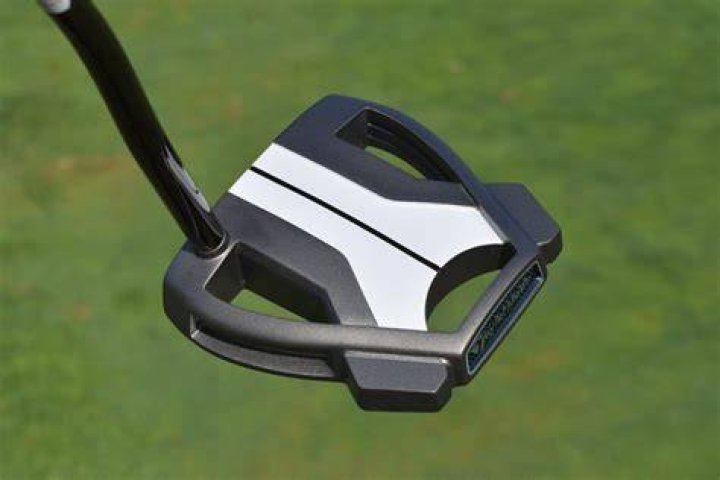 Who uses an armlock putter?