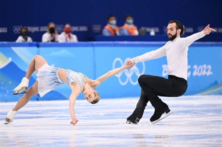 Who won in pairs 2022?