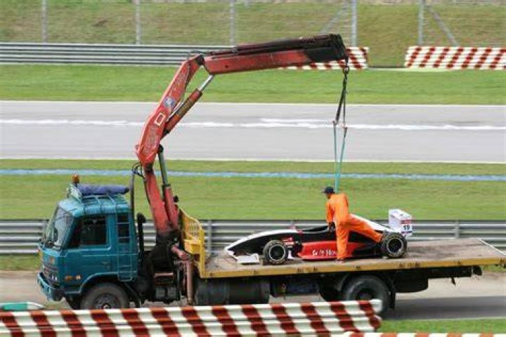 Why do F1 cars break so easily?