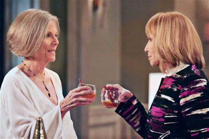 Why does Lady Catherine invite Elizabeth to dinner the day her nephews leave her house?